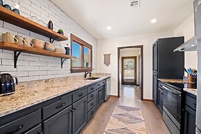 Dreamspace - Hot Tub, Fire Pit, 5 Min. To Park 2 Bedroom Home by RedAw