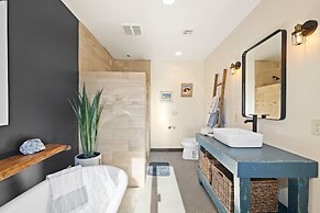 Dreamspace - Hot Tub, Fire Pit, 5 Min. To Park 2 Bedroom Home by RedAw