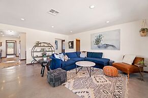 Dreamspace - Hot Tub, Fire Pit, 5 Min. To Park 2 Bedroom Home by RedAw