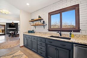 Dreamspace - Hot Tub, Fire Pit, 5 Min. To Park 2 Bedroom Home by RedAw