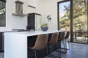 A Little Tish - Secluded Stargazers Getaway 2 Bedroom Home by RedAwnin