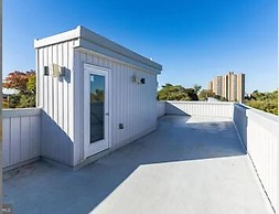 University City - Philadelphia 6 Bedroom Home by RedAwning