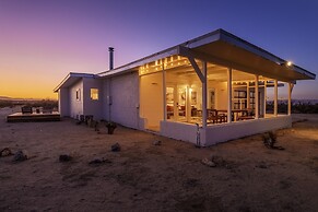 That Desert House - Hot Tub, Privacy & Desert Views! 3 Bedroom Home by