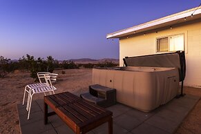 That Desert House - Hot Tub, Privacy & Desert Views! 3 Bedroom Home by
