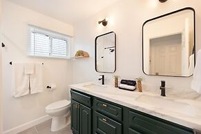 Alana House - Pool, Hot Tub, Bbq, Fire Pit + Walk To Hikes! 4 Bedroom 