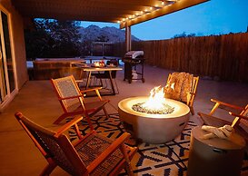 Live Centered W/ Hot Tub, Fire Pit In Joshua Tree 2 Bedroom Home by Re