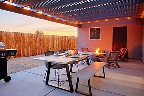 Live Centered W/ Hot Tub, Fire Pit In Joshua Tree 2 Bedroom Home by Re