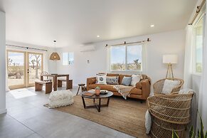 Mojave Mesa - Desert Views & Desert Style 1 Bedroom Home by RedAwning