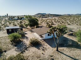 Mojave Mesa - Desert Views & Desert Style 1 Bedroom Home by RedAwning