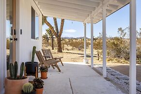 Mojave Mesa - Desert Views & Desert Style 1 Bedroom Home by RedAwning