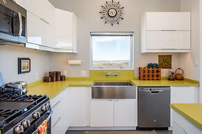 Las Alas Del Sol- A Desert Architectural Gem 2 Bedroom Home by RedAwni