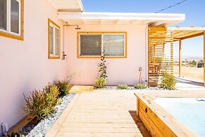 Flamingo Ranch - Dreamy Desert Design With Hot Tub 2 Bedroom Home by R