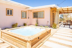 Flamingo Ranch - Dreamy Desert Design With Hot Tub 2 Bedroom Home by R