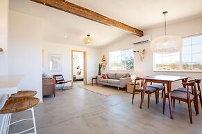 Flamingo Ranch - Dreamy Desert Design With Hot Tub 2 Bedroom Home by R