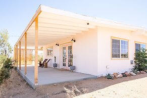 Flamingo Ranch - Dreamy Desert Design With Hot Tub 2 Bedroom Home by R