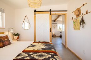 Flamingo Ranch - Dreamy Desert Design With Hot Tub 2 Bedroom Home by R