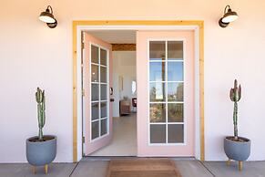 Flamingo Ranch - Dreamy Desert Design With Hot Tub 2 Bedroom Home by R