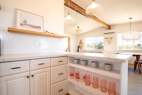 Flamingo Ranch - Dreamy Desert Design With Hot Tub 2 Bedroom Home by R