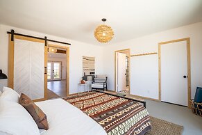 Flamingo Ranch - Dreamy Desert Design With Hot Tub 2 Bedroom Home by R