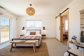 Flamingo Ranch - Dreamy Desert Design With Hot Tub 2 Bedroom Home by R