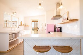 Flamingo Ranch - Dreamy Desert Design With Hot Tub 2 Bedroom Home by R