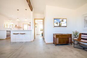 Flamingo Ranch - Dreamy Desert Design With Hot Tub 2 Bedroom Home by R