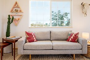 Flamingo Ranch - Dreamy Desert Design With Hot Tub 2 Bedroom Home by R