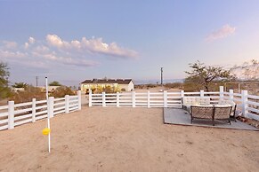 Golden Desert Ranch - Hot Tub, Fire Pit And Bbq! 3 Bedroom Home by Red