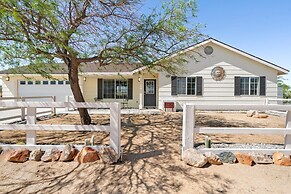 Golden Desert Ranch - Hot Tub, Fire Pit And Bbq! 3 Bedroom Home by Red