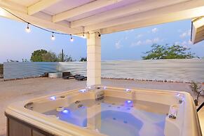 Golden Desert Ranch - Hot Tub, Fire Pit And Bbq! 3 Bedroom Home by Red