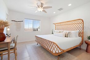 Golden Desert Ranch - Hot Tub, Fire Pit And Bbq! 3 Bedroom Home by Red