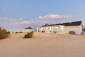 Golden Desert Ranch - Hot Tub, Fire Pit And Bbq! 3 Bedroom Home by Red