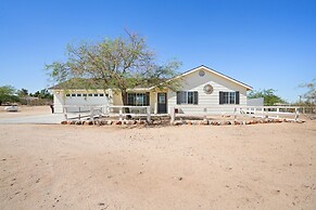 Golden Desert Ranch - Hot Tub, Fire Pit And Bbq! 3 Bedroom Home by Red