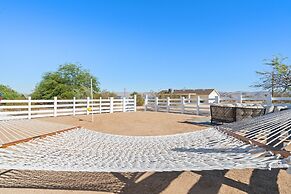 Golden Desert Ranch - Hot Tub, Fire Pit And Bbq! 3 Bedroom Home by Red