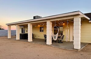 Golden Desert Ranch - Hot Tub, Fire Pit And Bbq! 3 Bedroom Home by Red