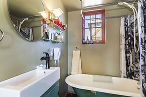 Martian Rose - Out Of This World Stargazing Cabin 2 Bedroom Home by Re