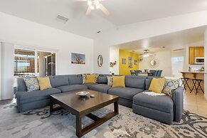 Colorful Cactus - Hot Tub, Bbq And Fire Pit! 4 Bedroom Home by RedAwni
