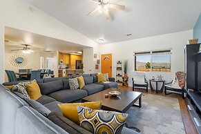 Colorful Cactus - Hot Tub, Bbq And Fire Pit! 4 Bedroom Home by RedAwni
