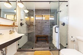 Twilight Terrace - Relax In Style 2 Bedroom Home by RedAwning