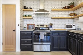 Twilight Terrace - Relax In Style 2 Bedroom Home by RedAwning