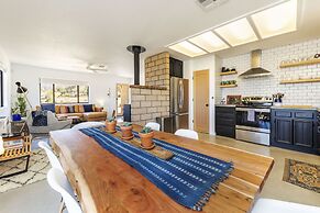 Twilight Terrace - Relax In Style 2 Bedroom Home by RedAwning