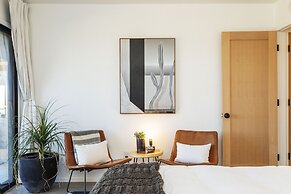 Twilight Terrace - Relax In Style 2 Bedroom Home by RedAwning