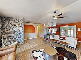 Rawhide Ranch - Walk To Pappy And Harriet's With Hot Tub! 3 Bedroom Ho