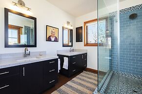 Moonview Modern Hot Tub, Bbq & Private Pool 2 Bedroom Home by RedAwnin