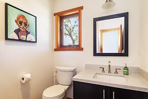 Moonview Modern Hot Tub, Bbq & Private Pool 2 Bedroom Home by RedAwnin