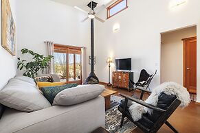 Moonview Modern Hot Tub, Bbq & Private Pool 2 Bedroom Home by RedAwnin