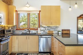 Moonview Modern Hot Tub, Bbq & Private Pool 2 Bedroom Home by RedAwnin