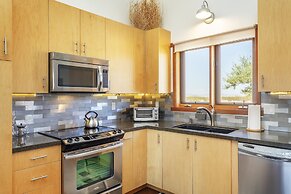 Moonview Modern Hot Tub, Bbq & Private Pool 2 Bedroom Home by RedAwnin