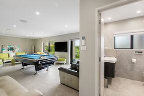 Luxe Whitford Mansion - Pool & Tennis Court