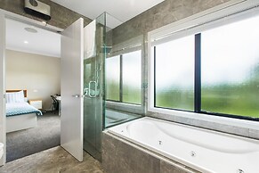 Luxe Whitford Mansion - Pool & Tennis Court